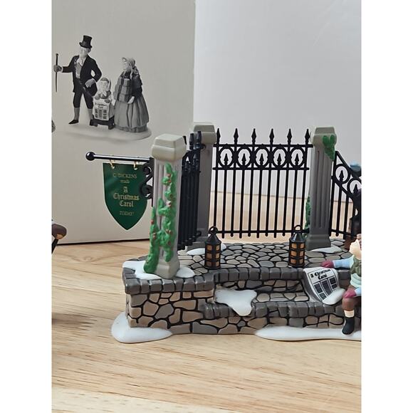 Dept 56 A Christmas Carol Reading by Charles Dickens Set of 4 No. 58403 - Picture 6 of 16